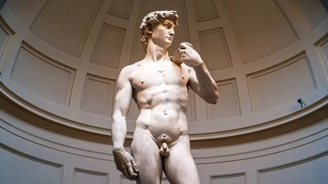 sculptura unui bărbat cu un penis frumos